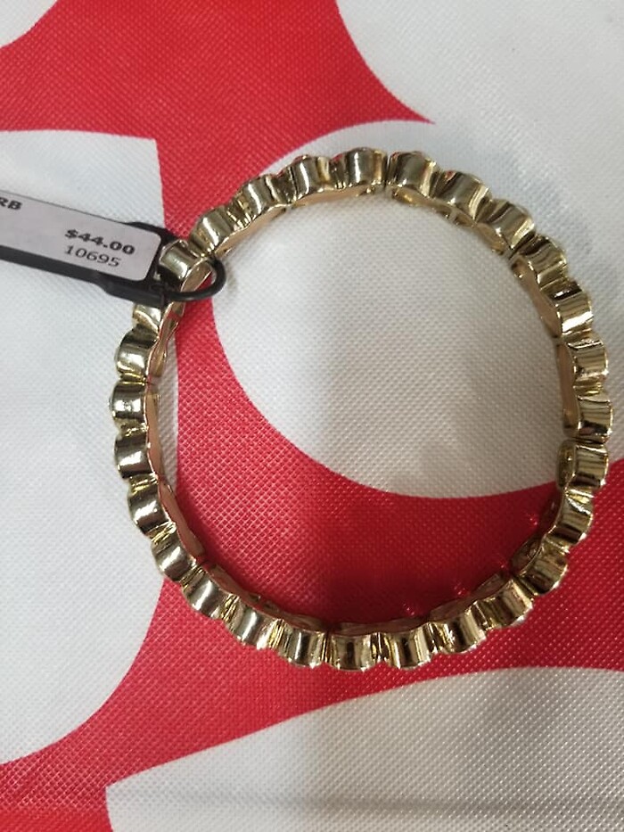 Gold bracelet with diamonds